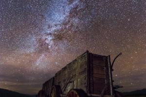 Night sky above abandoned wagon (photo)